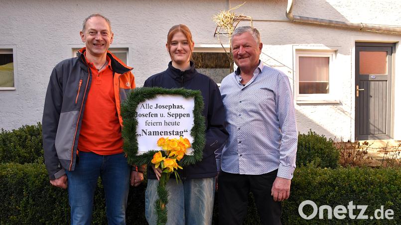 Josef Hecht (48), Josepha Wifling (17) und Josef Ernst (67, von links) organisieren die Josefifeier, die seit gut 30 Jahren in der Dreifaltigkeitskirche und beim Kapplwirt stattfindet. Das Schild für den Kirchenzug, erzählen sie stolz, sei seit Beginn dieses Brauchs immer noch das selbe. Bild: ubb