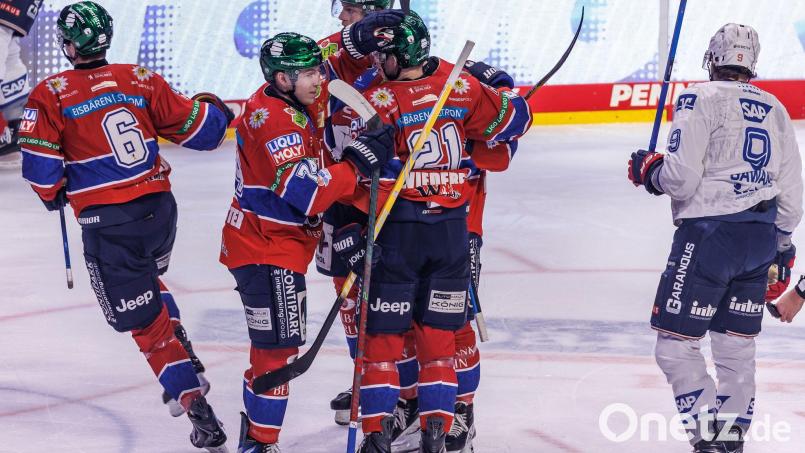 Die Eisbären Berlin feiern nach dem 1:0 von Kai Wissmann (l) beim Heimsieg gegen die Adler Mannheim. Bild: Andreas Gora/dpa