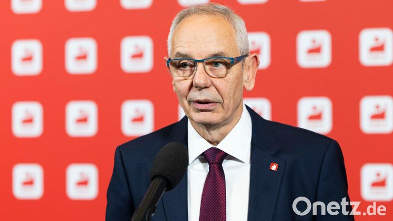 IG-BCE-Chef Michael Vassiliadis warnt vor einem Kahlschlag, etwa in der Chemieindustrie (Archivbild) Bild: Michael Matthey/dpa