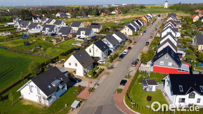 Einfamilienhäuser in Leipzig: Die Nachfrage nach Eigenheimen ist hoch, aber die Zinsen steigen. (Archivbild) Bild: Jan Woitas/dpa-Zentralbild/dpa