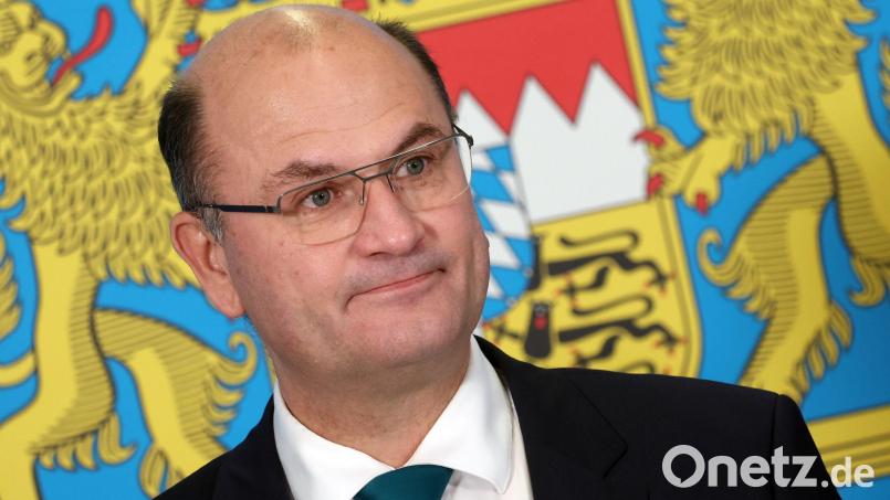 Bayerns Finanzminister Albert Füracker (CSU) blickt gespannt nach Karlsruhe. (Archivbild) Bild: Karl-Josef Hildenbrand/dpa