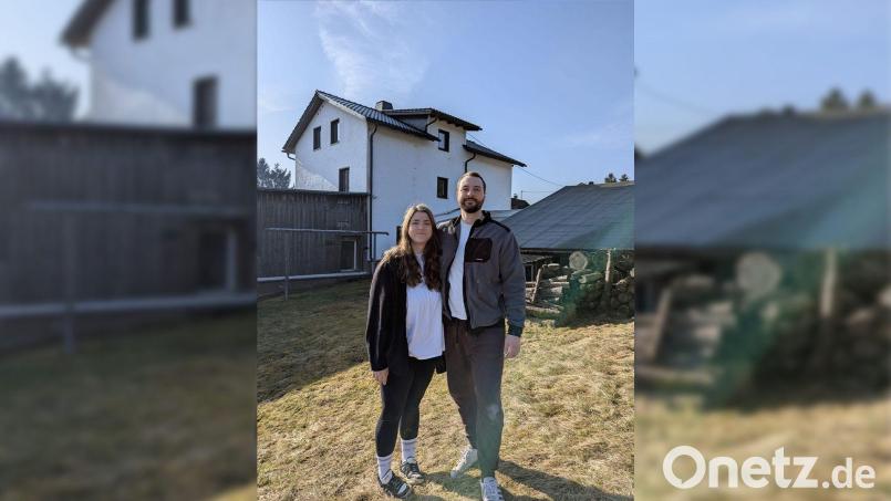 Laura und Florian Hofmann vor ihrem Eigenheim in Nagel. Bild: pr