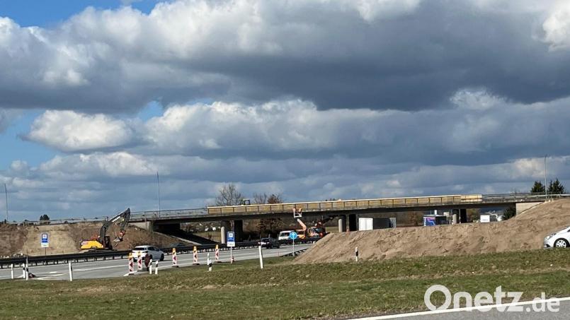 Derzeit wird alles für den Abriss der Brücke über die A 93 vorbereitet. Sie muss für einen Neubau Platz machen. Bild: ihl