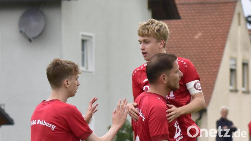 Patrick Bauer (von links), Tarkan Özdemir und Finn Grünauer kommen mit dem TV Nabburg derzeit kaum aus dem Jubeln raus. Ob der Höhenflug auch beim Derby am Samstag beim TSV Stulln anhält? Bild: mhs