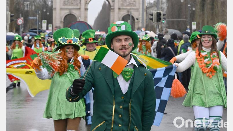 Knapp 1.500 Teilnehmerinnen und Teilnehmer in 70 Gruppierungen laufen in diesem Jahr in der Parade mit. (Archivbild) Bild: Felix Hörhager/dpa