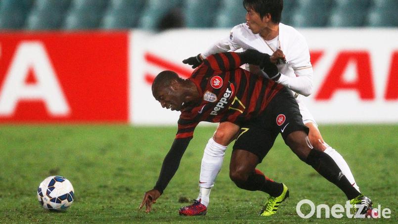 Nach seiner Station beim Hamburger SV war Romeo Castelen (l) unter anderem noch für die Western Sydney Wanderers, hier im Jahr 2015, im Einsatz. (Archivbild) Bild: picture alliance / dpa