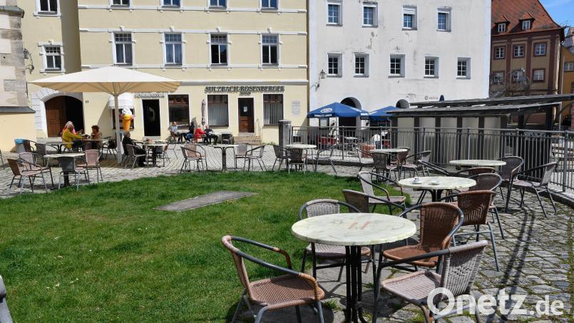 Die Fläche zwischen Kirche St. Marien und Rathaus ist einer der besten Plätze für Gastronomien in Sulzbach. Künftig wird hier Tim Biersack ein Eiscafé betreiben. Archivbild: Petra Hartl