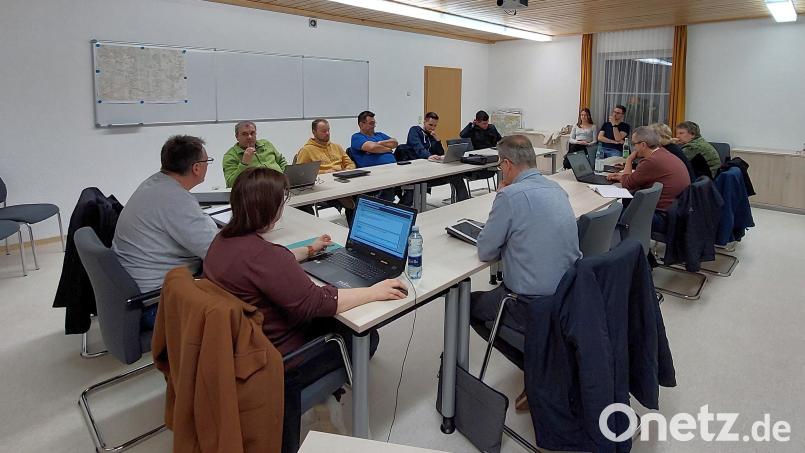 Eine halbe Stunde dauerte der öffentliche Teil der Gemenderatssitzung im Rathaus in Eschenfelden. Ausnahmslos waren positive Meinungen, Stellungnahmen und Fertigstellungsmeldungen zu hören. Bild: mfh