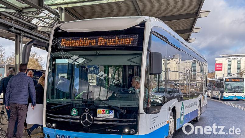 Weiß-Blau statt wie bisher knallgelb sind die neuen Busse im Amberger Stadtverkehr. Und die meisten von ihnen fahren jetzt elektrisch, wie dieser, fotografiert am Busbahnhof. Bild: Stephan Huber