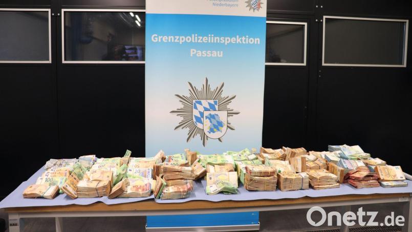 Das Bargeld war laut Polizei in dem Wagen versteckt. Bild: -/Polizeipräsidium Niederbayern/dpa