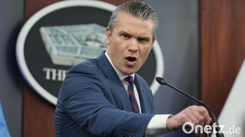 US-Verteidigungsminister Pete Hegseth äußert sich zum Krieg mit dem Iran. (Archivbild) Bild: Mark Schiefelbein/AP/dpa
