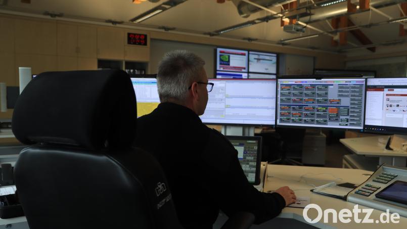 ILS Nordoberpfalz: Ein Blick über die Schulter von Schichtleiter Stefan Kloss. Bild: olr