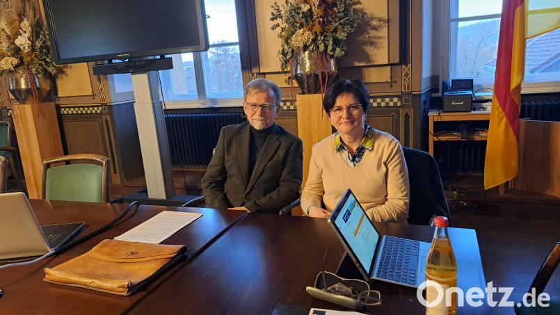 Richard Wagner berichtete in der Gesundheitsausschuss-Sitzung in Neunburg vorm Wald über das Gesundheitszentrum Ostoberpfalz. Renate Woschèe ist seine Nachfolgerin als ärztliche Leiterin. Bild: wel