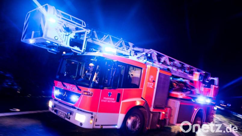 Die drei Bewohner wurden mit der Drehleiter aus dem Haus geholt. (Symbolbild) Bild: Marcel Kusch/dpa