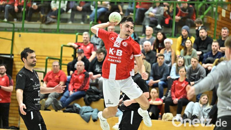 Nino Heckerott (Mitte) könnte am Samstag mit dem HC Sulzbach-Rosenberg in Amberg die BOL-Meisterschaft feiern. Bild: Hubert Ziegler