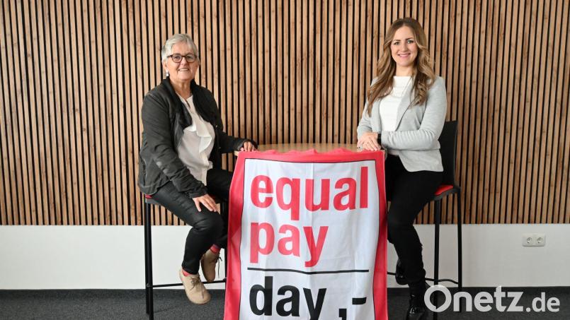 Zusammen machen sich Gleichstellungsbeauftragte Helga Forster (links) und ihre Kollegin Christina Süß von der Agentur für Arbeit in Schwandorf für Chancengleichheit stark – beispielsweise indem sie auf die Lohnunterschiede zwischen Mann und Frau hinweisen. Bild: Eva Plößner