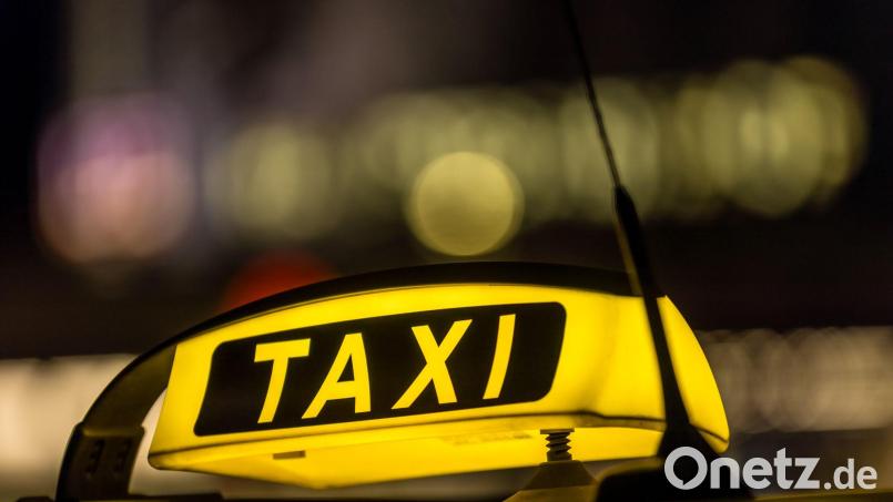Ein Mann ist Taxi gefahren und hätte 70 Euro zahlen müssen – hat er aber nicht. Der Taxifahrer erstattete eine Anzeige. Symbolbild: Frank Hammerschmidt/dpa
