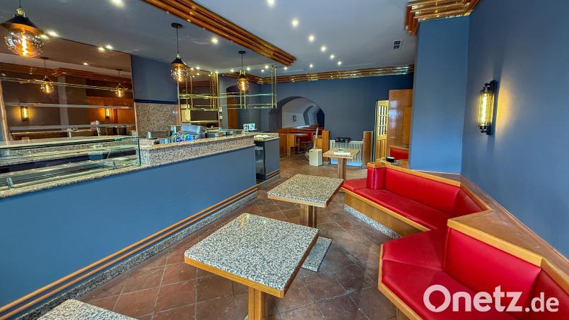 Tische und Bänke werden vom Vormieter übernommen, auch die Eistheke links. Die Wände aber wurden neu gestrichen und bringen die goldenen Zierleisten besser zur Geltung. Auch die Lichter sind neu. Doch noch ist hier eine Baustelle und alles verstaub, der Umbau läuft auf Hochtouren. Bild: Stephan Huber