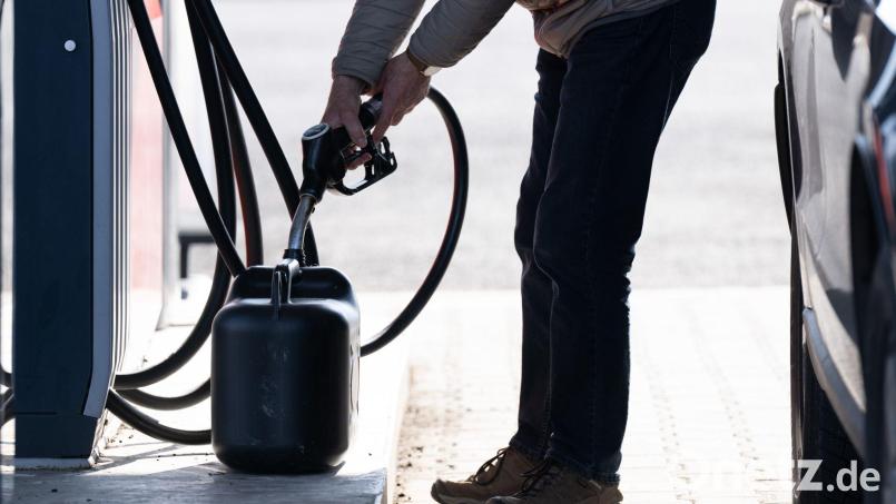 Ein deutscher Autofahrer füllt an einer Tankstelle Benzin in einen Kanister. Wie viel und auch Bürger aus dem Landkreis Tirschenreuth in den Behälter maximal füllen dürfen, um keine Probleme bei der Einreise aus Tschechien zu haben, dafür gibt es Vorgaben. Symbolbild: Sebastian Kahnert/dpa