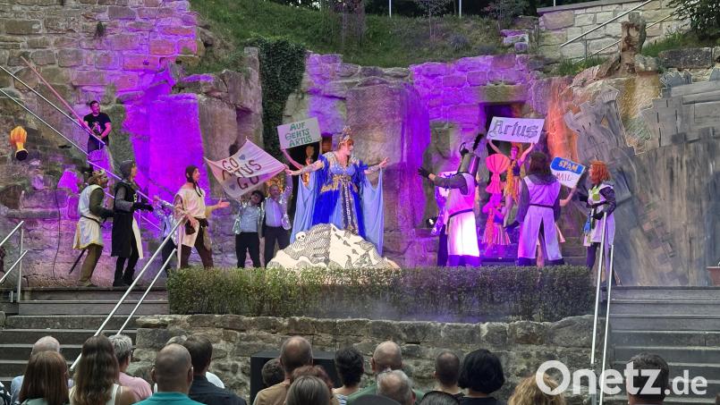 Das Ovigo-Theater kennt die Naturbühne am Schönberg gut. So hier 2025 mit Spamalot. Bild: Pirmin Balk