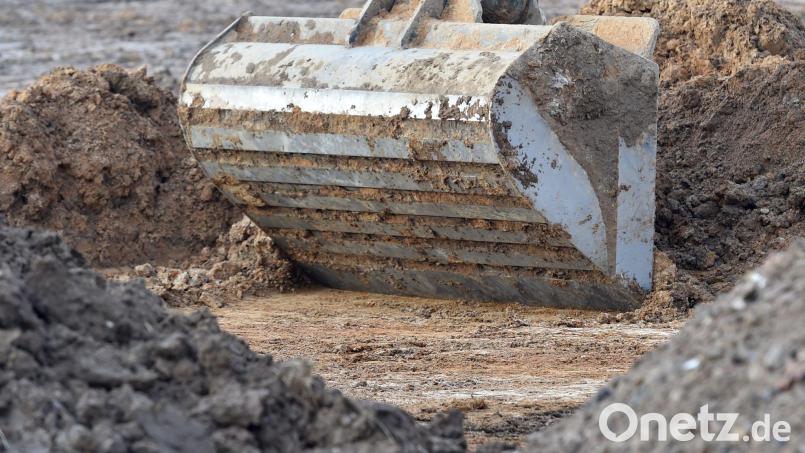 Unbekannte haben 650 Liter Diesel aus einem Bagger abgezapft. Symbolbild: Caroline Seidel/dpa