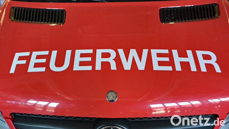 Beim Löschen stürzte ein Feuerwehrmann und wurde am Rücken verletzt. (Symbolbild) Bild: Malin Wunderlich/dpa