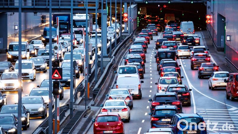 Auch ohne Tunnelsperrung herrscht gerade zu Stoßzeiten viel Verkehr auf dem Mittleren Ring. (Archivbild) Bild: Matthias Balk/dpa