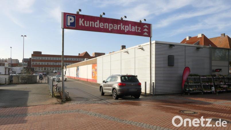 Vor einem Supermarkt war am Mittwochabend gegen 20.45 Uhr ein Streit derart eskaliert, dass ein Jugendlicher starb. Nach dpa-Informationen war er 15 Jahre alt. Bild: --/Danfoto/dpa