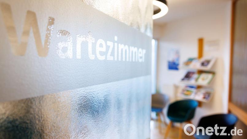 Eine neue Pauschale soll chronisch Kranken Praxisbesuche ersparen. (Archivbild) Bild: Daniel Karmann/dpa