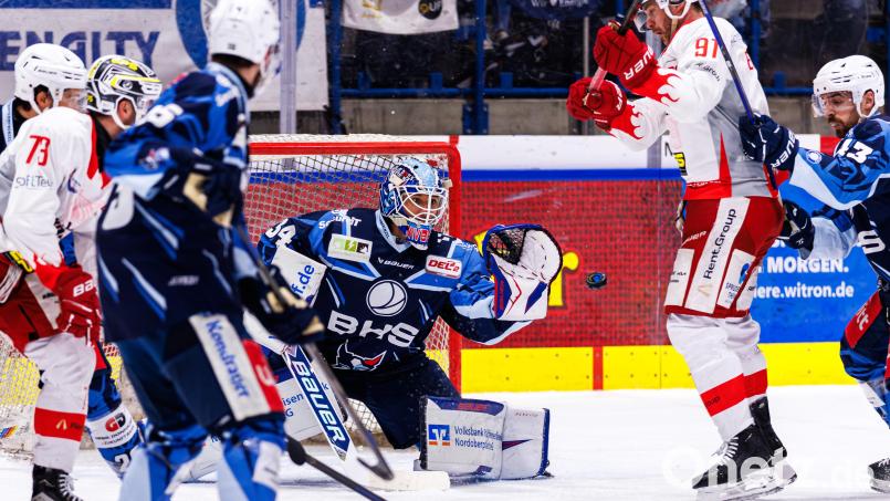 Michael McNiven (Mitte) wird auch in der kommenden Saison im Tor der Blue Devils Weiden stehen. Bild: Werner Moller