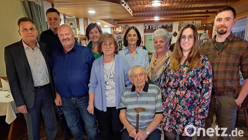 Agnes Zwack (Fünfte von links) feierte 80. Geburtstag. Bürgermeister Norbert Eckl, Gemeinderatsmitglied Florian Spießl (von links) und Vereinsvertreter gratulierten. Die Jubilarin freute sich über die Glückwünsche ihres Gatten Helmut (sitzend) und ihres Sohnes Josef mit Gattin Manuela (von rechts). Bild: wel