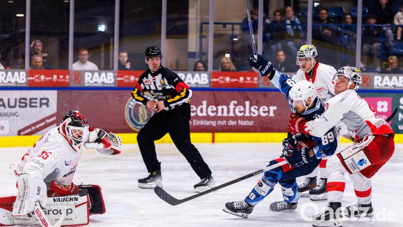 Verzweifelt auf Formsuche: Ist Tyler Ward (blaues Trikot) nach der Niederlage zum Start der Play-down-Serie gegen Bad Nauheim am Sonntag vielleicht sogar ein Kandidat für die Tribüne? Bild: Werner Moller