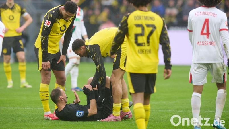 Schiri Bastian Dankert lag nach einem Zusammenprall mit Felix Nmecha kurz auf dem Rasen. Bild: Bernd Thissen/dpa