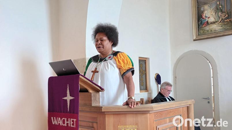Susan Fumapa berichtete in der Martin-Luther-Kirche in Poppberg über die Situation der Frauen in Papua-Neuguinea. Bild: Gerda Stollner