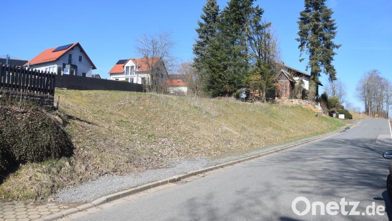 Der Hang an der Kirchenstraße in Letzau ortsauswärts zur Staatsstraße hin sieht auf den ersten Eindruck passabel aus. Das Staatliche Bauamt ordnet jedoch eine Hangsicherung an. Aus dieser Maßnahme könnte dann als Vorteil ein Gehweg entstehen. Bild: fz