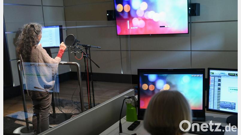 Arbeit im Synchronstudio. (Archivbild) Bild: Jens Kalaene/dpa-Zentralbild/dpa