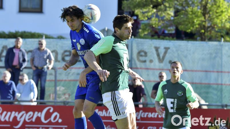 Ammerthals Anton Shynder (rechts) flog nach einem groben Foulspiel mit glatt Rot vom Platz. Archivbild: Hubert Ziegler