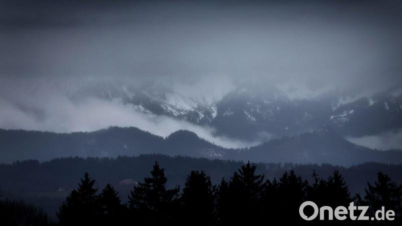 Im Allgäuer Alpenvorland war es schon am Freitagmorgen trüb. Bild: Karl-Josef Hildenbrand/dpa