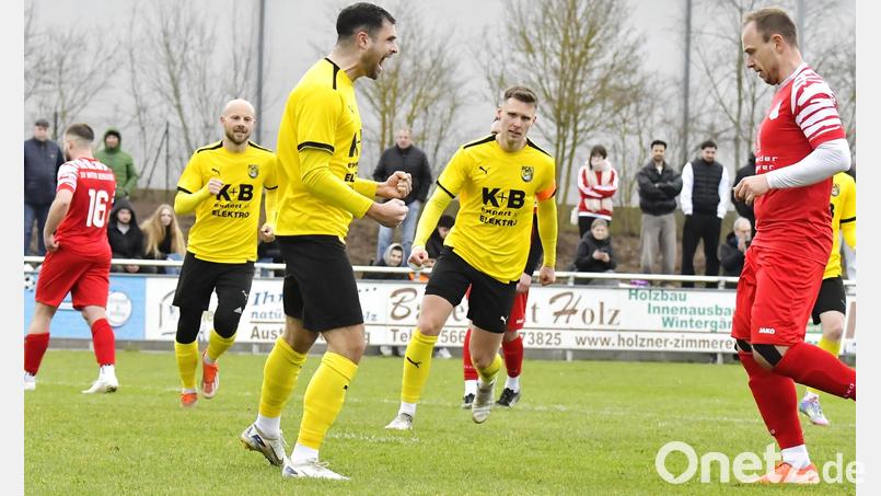 Er hatte ordentlich Grund zu jubeln: Maximilian Witzel (links) erzielt beim 4:1-Derbysieg gegen den SV Inter Bergsteig alle vier Tore. Bild: Hubert Ziegler