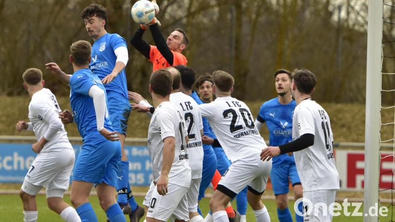 Dicke Luft im Strafraum der Schwarzenfelder: Schwarzofen (blaue Trikots) siegte am Ende im Bezirksliga-Süd-Derby mit 4:3 beim FC. Bild: Hans Mark