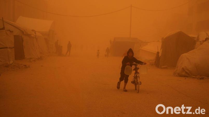 Sandstürme kommen in der Region nicht selten vor, aber dieses Mal ist der Sturm besonders stark. Bild: Abdel Kareem Hana/AP/dpa