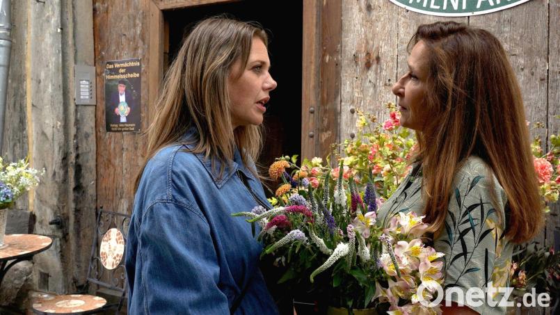 „Die Scheibe ist wieder da. Und mit ihr kommen Unglück und Tod“, sagt Floristin Agnes Schneider zur Tochter des Hauptverdächtigen. (Handout) Bild: Hans-Joachim Pfeiffer/ARD Degeto/dpa