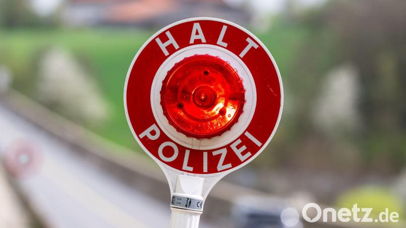Die Polizei zog einen Wagen aus dem Verkehr, in dem fünf Kinder ungesichert mitfuhren. (Symbolbild) Bild: Armin Weigel/dpa