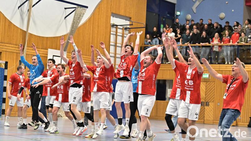 Die Halle abgerissen: Die Handballer des HC Sulzbach feiern gemeinsam mit ihren Fans die Meisterschaft im Derby gegen die HG Amberg. Bild: Hubert Ziegler