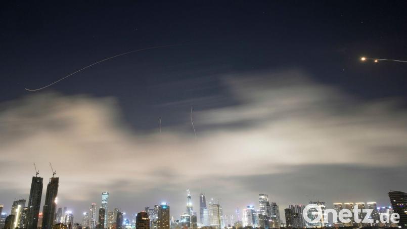 Raketenabwehr feuert, um Raketen aus dem Iran über Tel Aviv abzufangen. Bild: Ohad Zwigenberg/AP/dpa