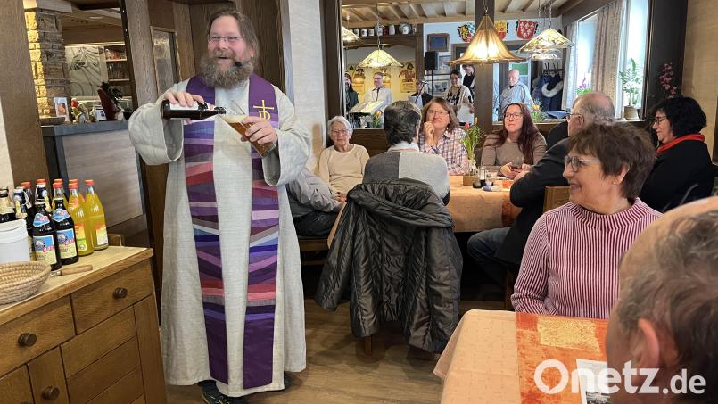 Zum Abschluss des Gottesdienstes schenkte sich Diakon Bernd Deyerl ein Bier ein. Bild: hdk