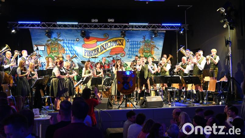 Starkbierfest mit der Pirker Blechmusi – ein Garant für beste Stimmung im Saal. Bild: kki