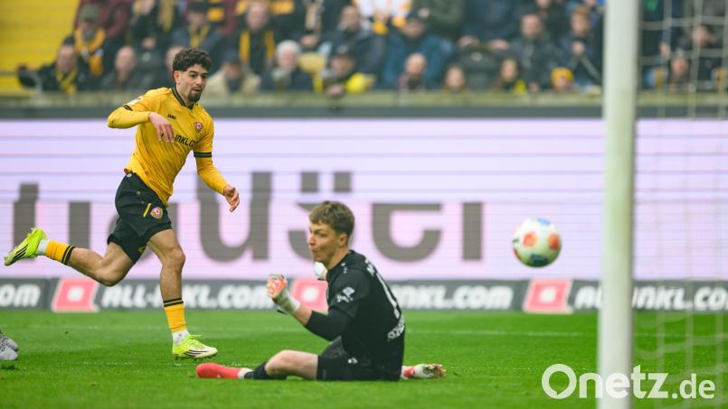 Ben Bobzien (Dynamo Dresden, l) erzielt gegen Johannes Schenk (Preußen Münster) das Tor zum 1:0. Bild: Robert Michael/dpa