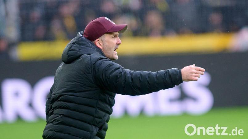 Augsburgs Trainer Manuel Baum war mit seiner Mannschaft in Dortmund gar nicht zufrieden. Bild: Bernd Thissen/dpa