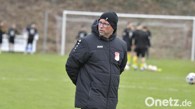 Nicht gerade glücklich: Markus Kipry, seit der Winterpause Trainer beim SV Inter Bergsteig, haderte einerseits mit so mancher Schiedsrichter-Entscheidung und ärgerte sich andererseits über individuelle Fehler seines Teams. Bild: Hubert Ziegler